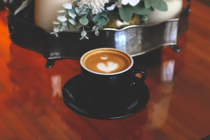Café caliente de especialidad en Flat White Condesa